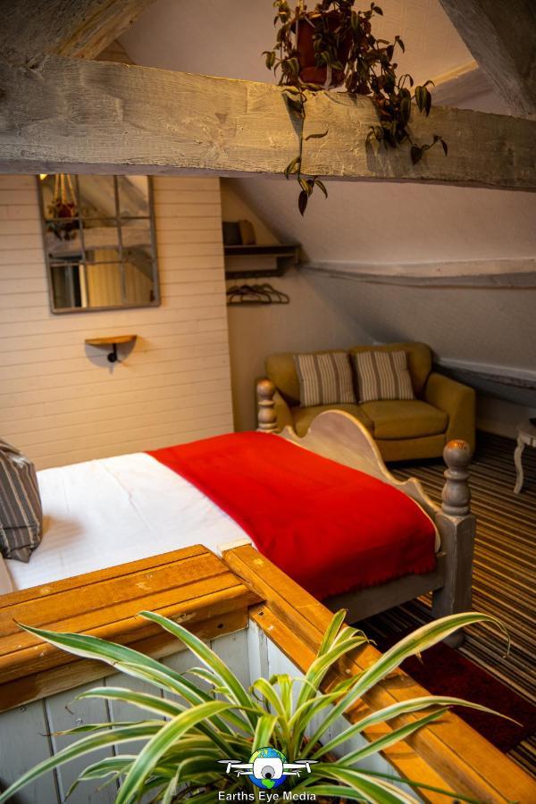 The Bear Inn Llandovery Ngoại thất bức ảnh