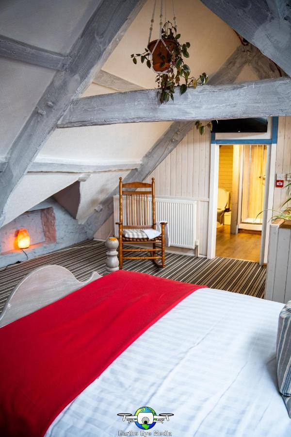 The Bear Inn Llandovery Ngoại thất bức ảnh