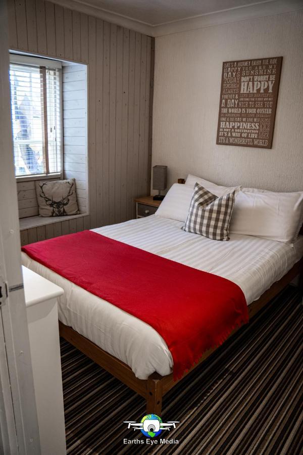 The Bear Inn Llandovery Ngoại thất bức ảnh