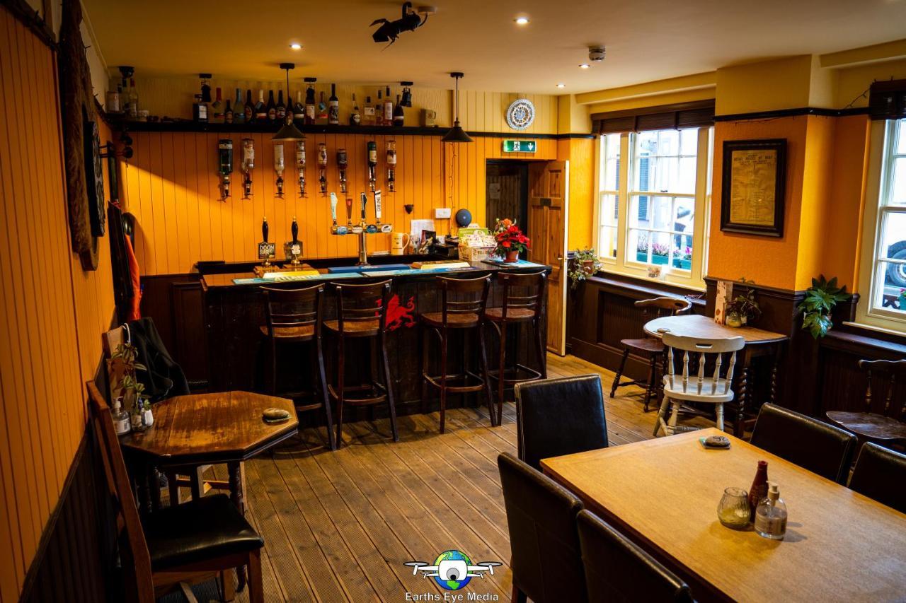 The Bear Inn Llandovery Ngoại thất bức ảnh