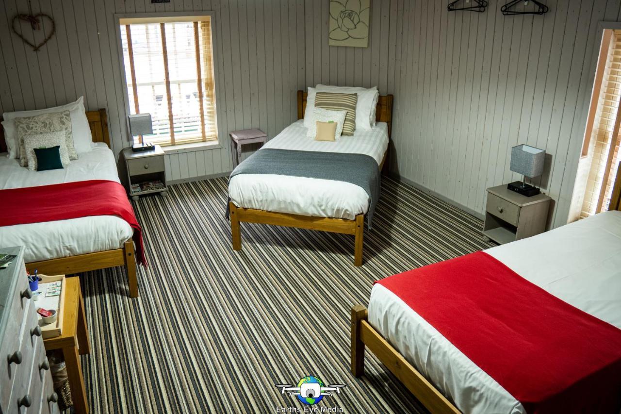 The Bear Inn Llandovery Ngoại thất bức ảnh