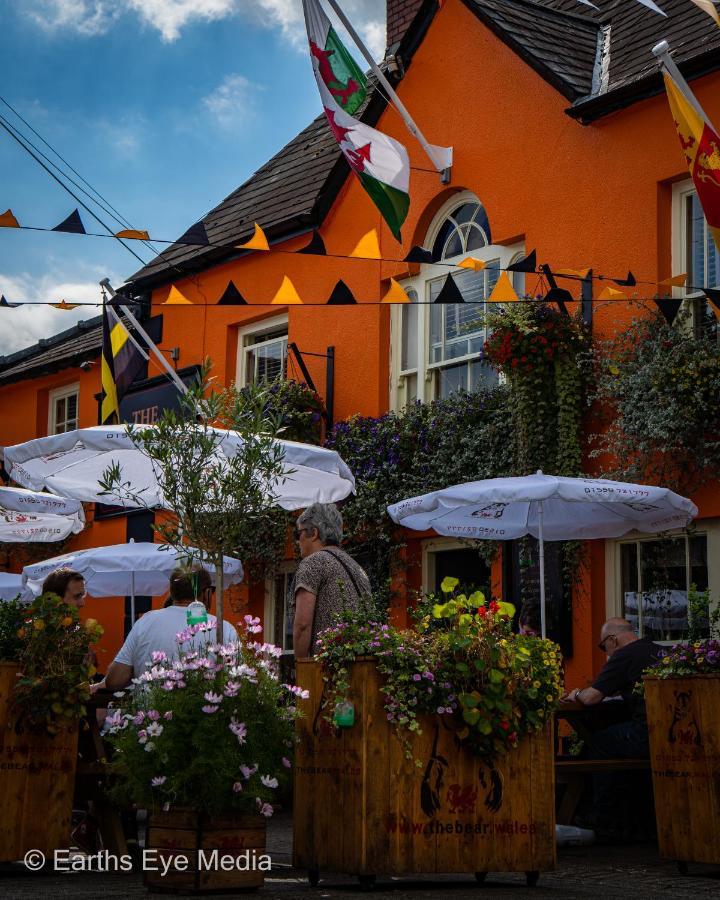 The Bear Inn Llandovery Ngoại thất bức ảnh