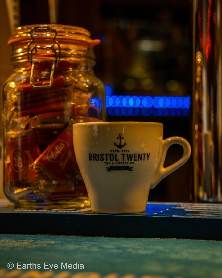 The Bear Inn Llandovery Ngoại thất bức ảnh