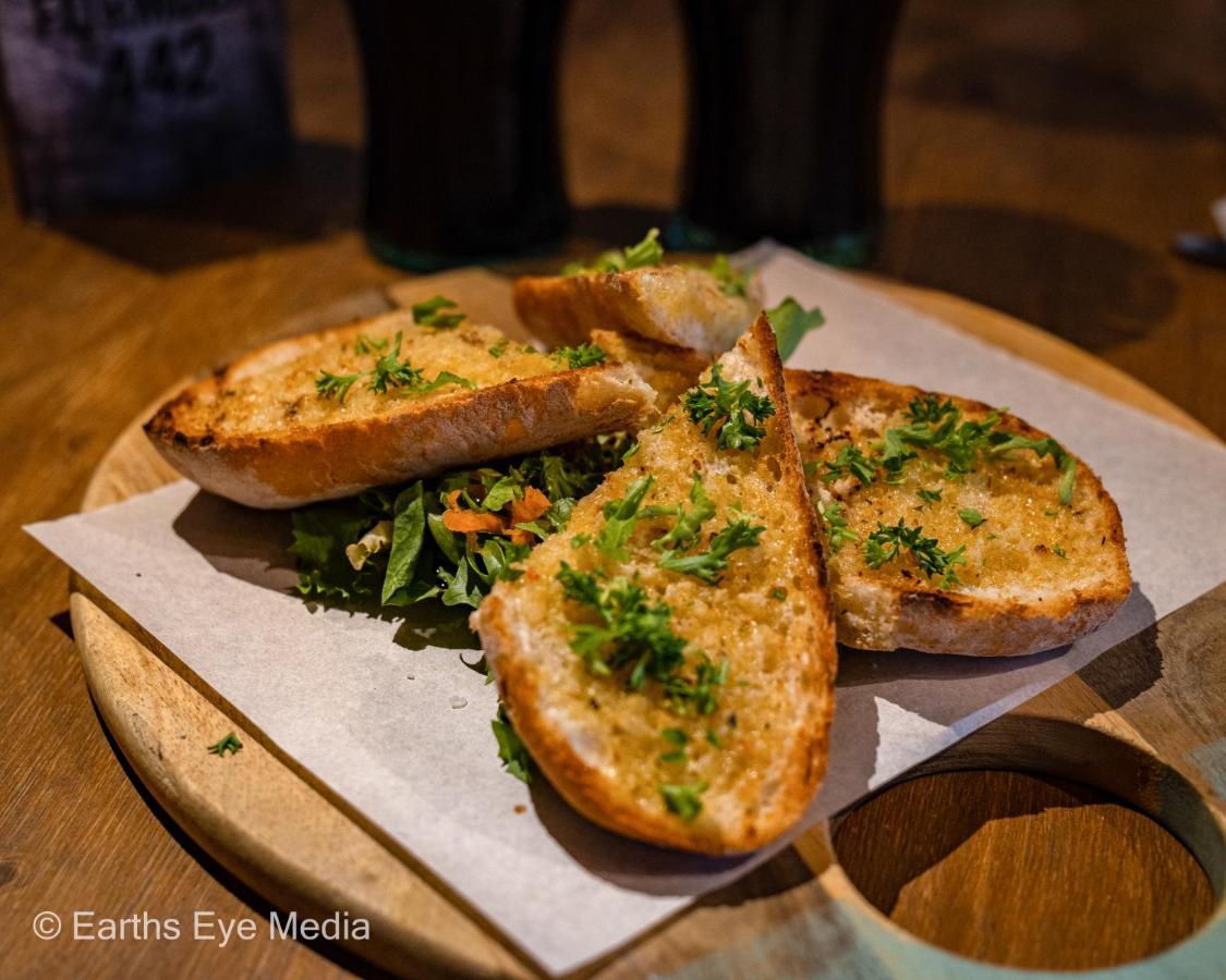The Bear Inn Llandovery Ngoại thất bức ảnh