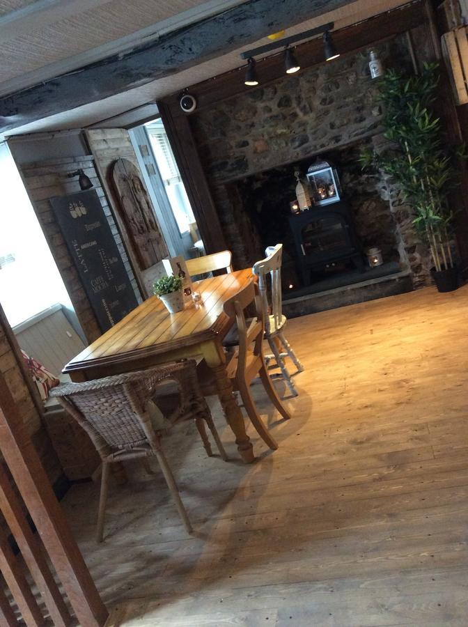 The Bear Inn Llandovery Ngoại thất bức ảnh