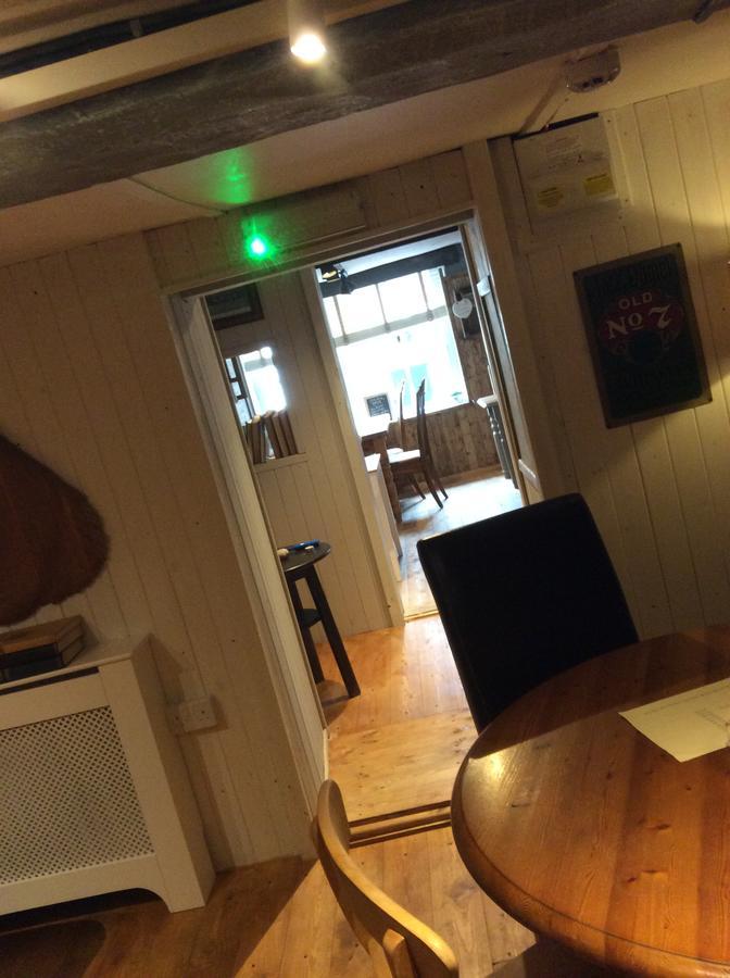 The Bear Inn Llandovery Ngoại thất bức ảnh