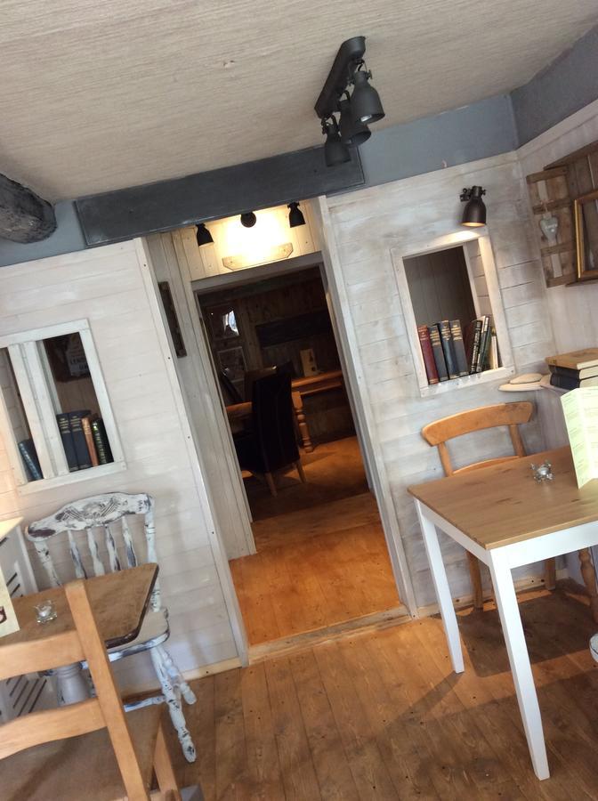 The Bear Inn Llandovery Ngoại thất bức ảnh